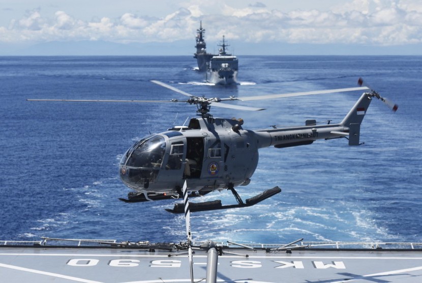 Helikopter milik TNI Angkatan Laut lepas landas dari KRI Makassar disela latihan laut Marine Naval Excercise Komodo (MNEK) 2016 di Perairan Kepulauan Mentawai, Sumatera Barat, Kamis (14/4).