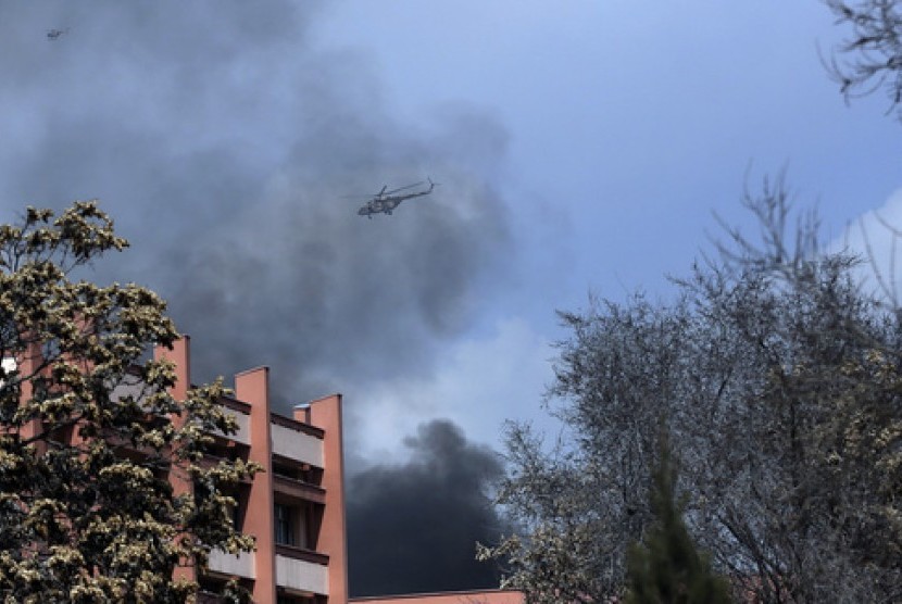 Helikopter militer Afghanistan terbang di atas RS militer terbesar setelah serangan militan di Kabul, Rabu, 8 Maret 2017. Sekelompok pria bersenjata menyerbu RS tersebut dan menewaskan 30 orang.
