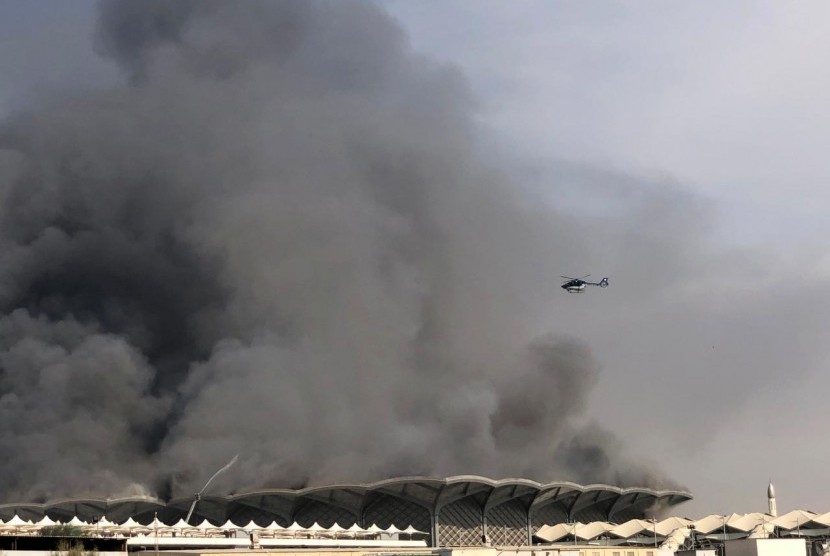 Helikopter pemadam kebakaran berusaha memadamkan api di Stasiun kereta cepat Haramain di Jeddah, Arab Saudi, Ahad (29/9).