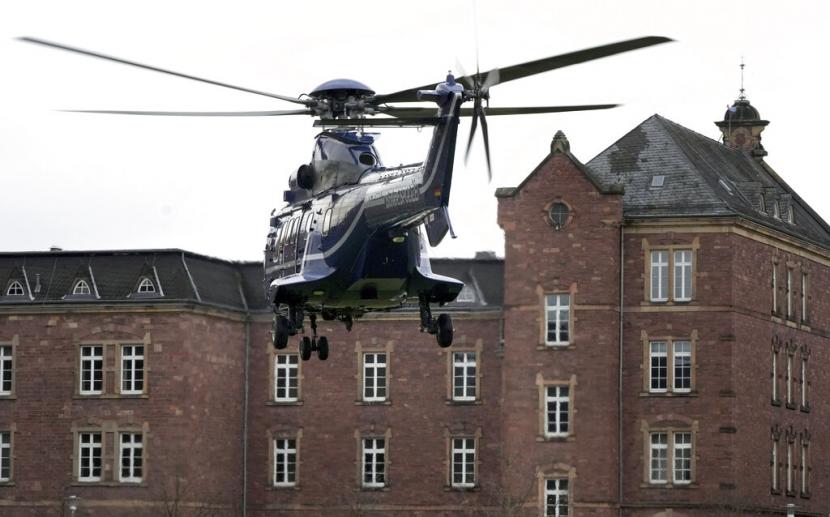 Helikopter polisi dengan tersangka tiba di Karlsruhe, Jerman, Rabu, 7 Desember 2022 tutup kantor kejaksaan federal. Ribuan petugas polisi melakukan penggerebekan di sebagian besar Jerman pada hari Rabu terhadap tersangka ekstrimis sayap kanan yang diduga berusaha menggulingkan pemerintah dalam kudeta bersenjata. Para pejabat mengatakan 25 orang ditahan.
