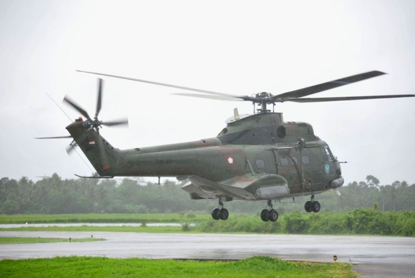 Helikopter Puma yang mengangkut pasukan TNI AU dan petugas Basarnas Pontianak terbang dari Skadron 1 Lanud Supadio di Kabupaten Kubu Raya, Kalbar, Ahad (28/12).