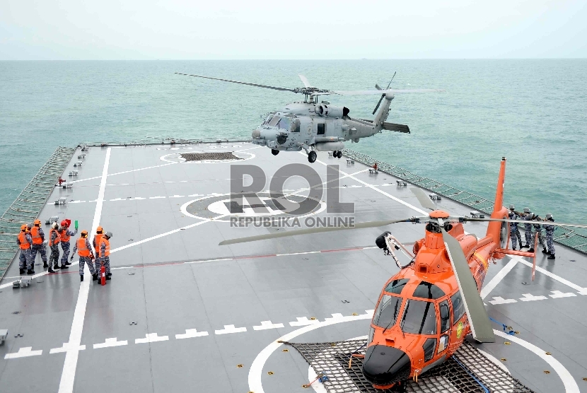 Helikopter Seahawk milik US Navy mendarat di KRI Banda Aceh, Kalteng, Selasa (6/1). Seahawk ini ikut membantu dalam pencarian pesawat AirAsia QZ8501 di Selat Karimata. 