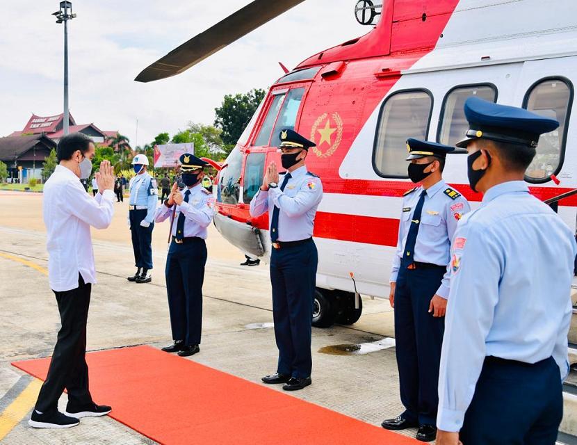 Helikopter Super Puma TNI AU ini tampil baru dengan cat merah putih. 