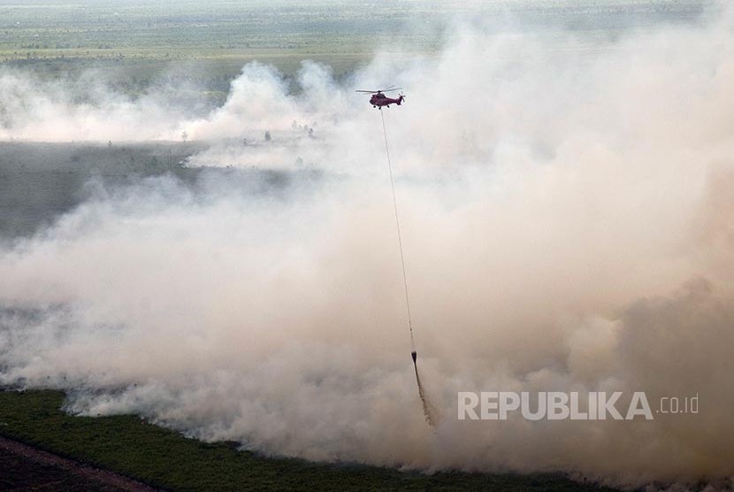 Helikopter Superpuma APP-Sinar Mas membantu membantu pemadaman kebakaran lahan gambut di Kecamatan Tanah Putih Kabupaten Rokan Hilir, Riau, Kamis (23/2). Upaya pemadaman kebakaran di pesisir Riau terus berkobar menghanguskan sekitar 100 hektare lahan.