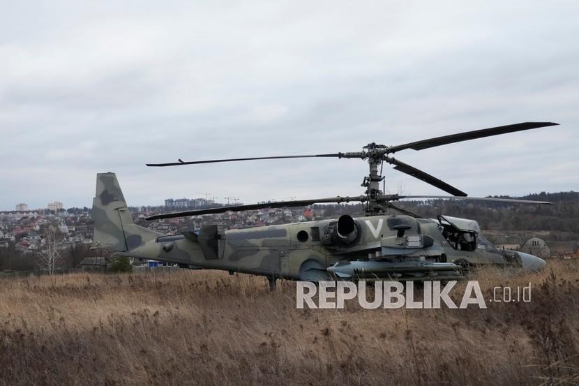  Helikopter tempur Ka-52 Rusia terlihat di lapangan setelah pendaratan paksa di luar Kyiv, Ukraina, Kamis, 24 Februari 2022. Rusia pada Kamis melepaskan rentetan serangan udara dan rudal ke fasilitas Ukraina di seluruh negeri. 