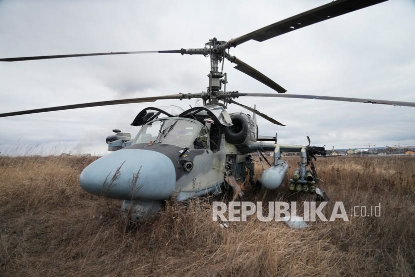 Helikopter tempur Ka-52 Rusia terlihat di lapangan setelah pendaratan paksa di luar Kyiv, Ukraina, Kamis, 24 Februari 2022. Rusia pada Kamis melepaskan rentetan serangan udara dan rudal ke fasilitas Ukraina di seluruh negeri.