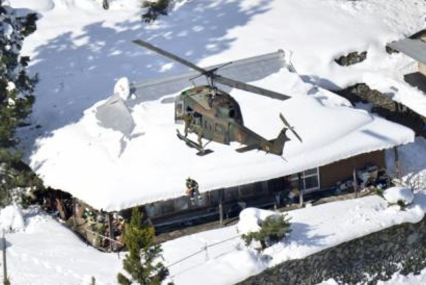 Helikopter terbang di atas sebuah rumah di Prefektrur Tokushima, pekan lalu. Helikopter ini membantu warga yang terisolasi akibat turunnya salju tebal. 