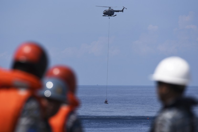 [ilustrasi] Helikopter TNI AL mengevakuasi korban kecelakaan laut dalam latihan operasi SAR Komando Armada RI Kawasan Barat 2015 di perairan Cirebon, Jawa Barat, Kamis (9/4) (Antara/Sigid Kurniawan)