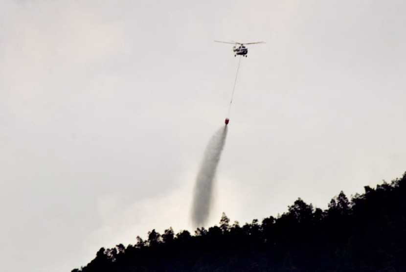  Helikopter Water Bombing  MI 8 milik BNPB memadamkan titik api dari udara, di wilayah Dusun Ngaduman, Desa Batur, Kecamatan Getasan, Kabupaten Semarang.