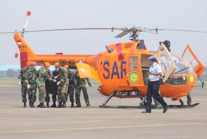 Helikopter yang membawa jenazah korban kecelakaan pesawat Sukhoi Super Jet 100 tiba di Bandara Halim Perdanakusuma, Jakarta, Sabtu (12/5).