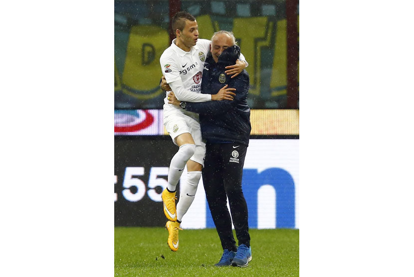 Hellas Verona's Nico Lopez (L) celebrates with coach Andrea Mandorlini after scoring against Inter Milan during their Italian Serie A soccer match at the San Siro stadium in Milan November 9, 2014
