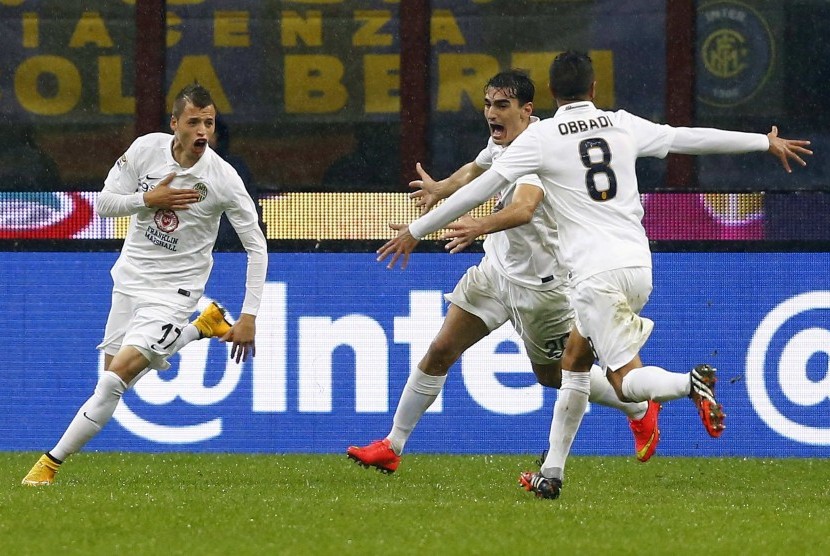 Hellas Verona's Nico Lopez (L) celebrates with teammates after scoring against Inter Milan during their Italian Serie A soccer match at the San Siro stadium in Milan November 9, 2014