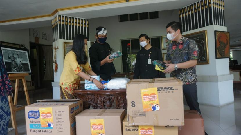 Hellofit memberikan 16 ribu masker dan alat pelindung diri (APD) ke Pemprov Jawa Tengah.