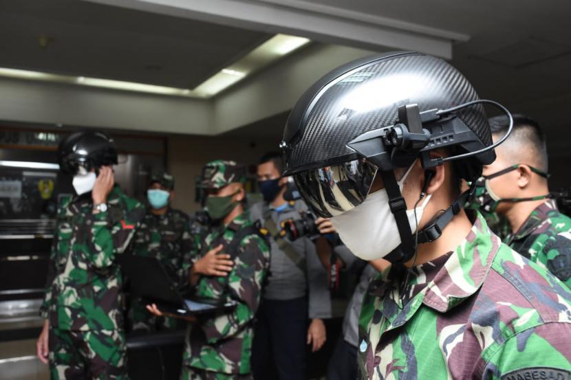 Helm milik TNI AD yang bisa memantau suhu tubuh demi mencegah penyebaran Covid-19.