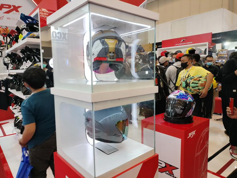 Helm sepeda motor selain sebagai pelindung kepala saat ini juga menjadi penunjang penampilan saat berkendara di jalan. Tampak helm Nova X yang dipamerkan di GIIAS 2022