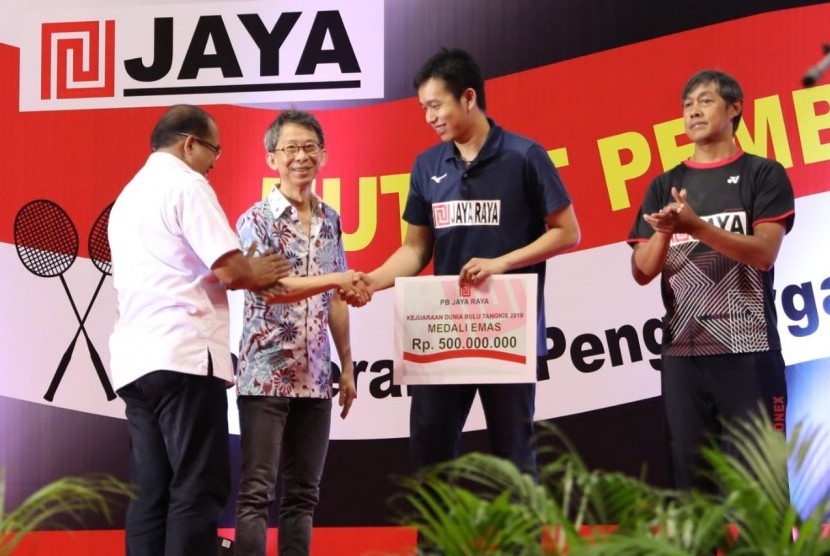 Hendra Setiawan (dua kanan) menerima bonus dari PB Jaya Raya sebesar 500 juta Rupiah, usai meraih medali emas Kejuaraan Dunia 2019 di Basel Swiss. 