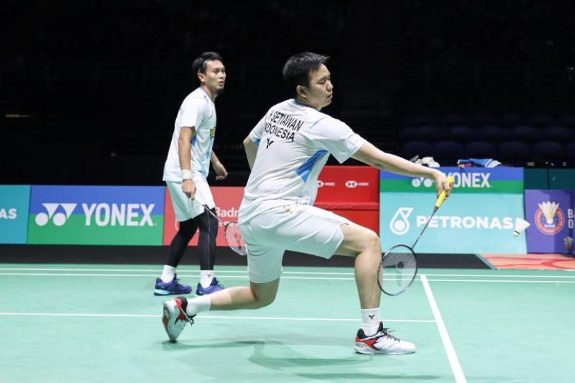 Hendra Setiawan (kanan) bersama Mohammad Ahsan beraksi di Malaysia Open 2024.