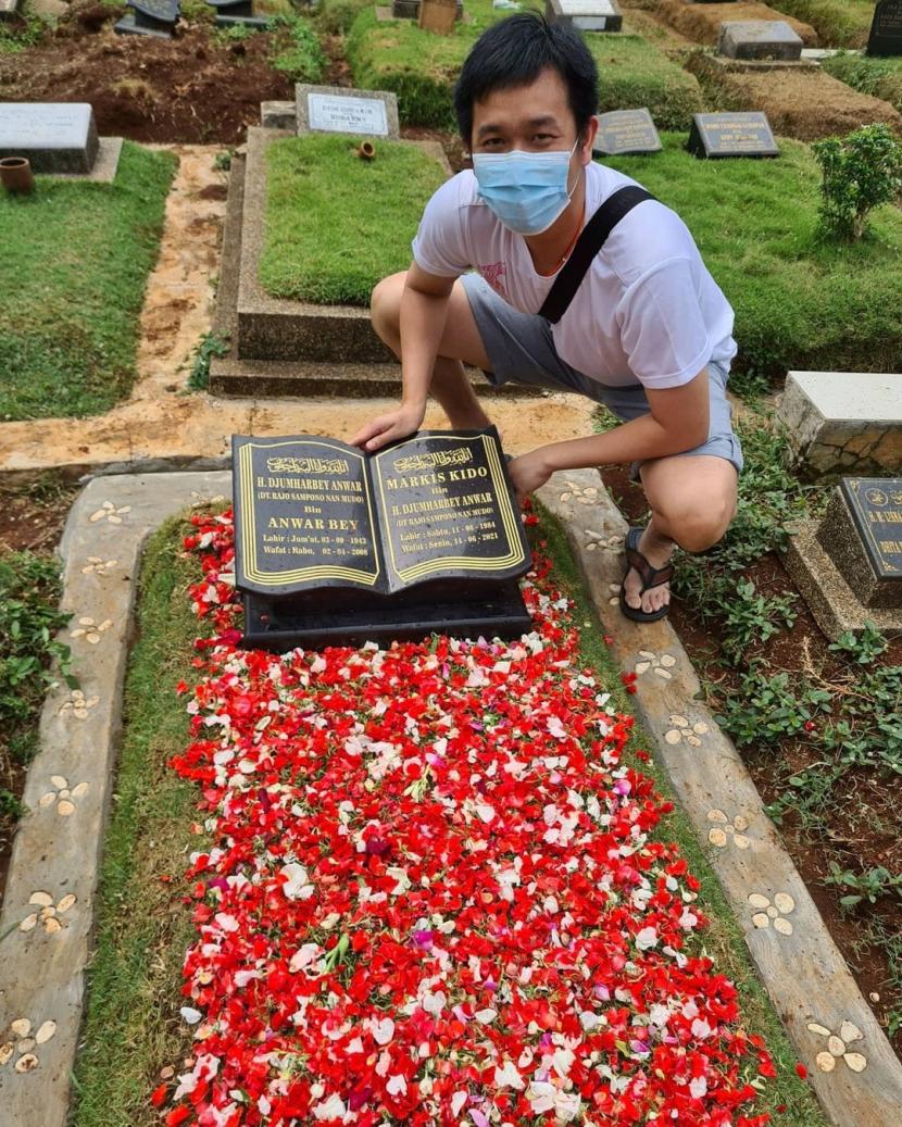 Hendra Setiawan melakukan ziarah ke makam Markis Kido. Keduanya pernah berkeringat bersama untuk Indonesia di berbagai ajang bulu tangkis dunia.