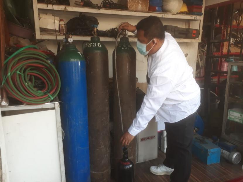 Hendra Setiawan, warga Kota Cimahi berbagi menyalurkan oksigen gratis kepada masyarakat yang membutuhkan. Tiap hari ia menyediakan 24 meter kubik oksigen untuk penyaluran 1 meter kubik per orang. 