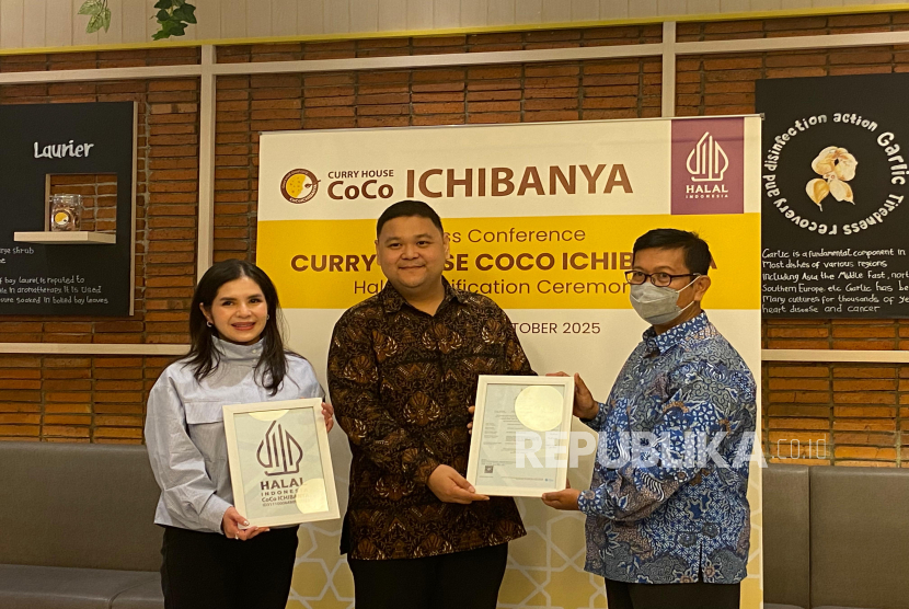 Hendra Utama selaku perwakilan LPPOM MUI menyerahkan sertifikasi halal kepada restoran Curry House Coco Ichibanya lndonesia, Kamis (30/10/2025).