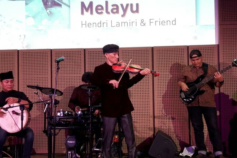 Hendri Lamiri (bermain biola) saat tampil dalam mini konser  di Galeri Indonesia Kaya, Jakarta, Ahad (15/1).