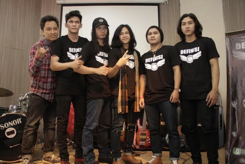 Hendry 'Fungky Kopral' bersama band Definisi saat peluncuran album perdana Definisi beberapa waktu lalu di Jakarta
