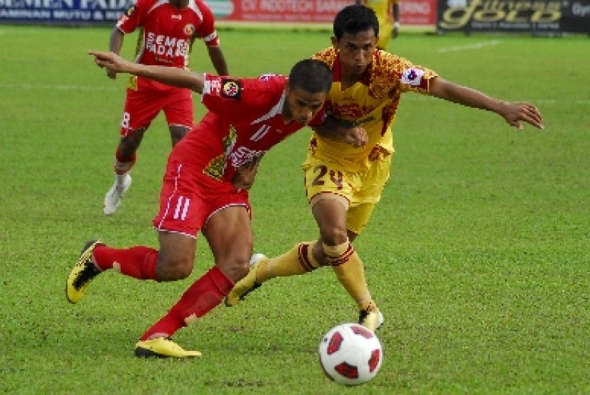 Hengki Ardiles (kiri) dan pemain belakang Sriwijaya FC Mahyadi Panggabean berusaha berebut bola