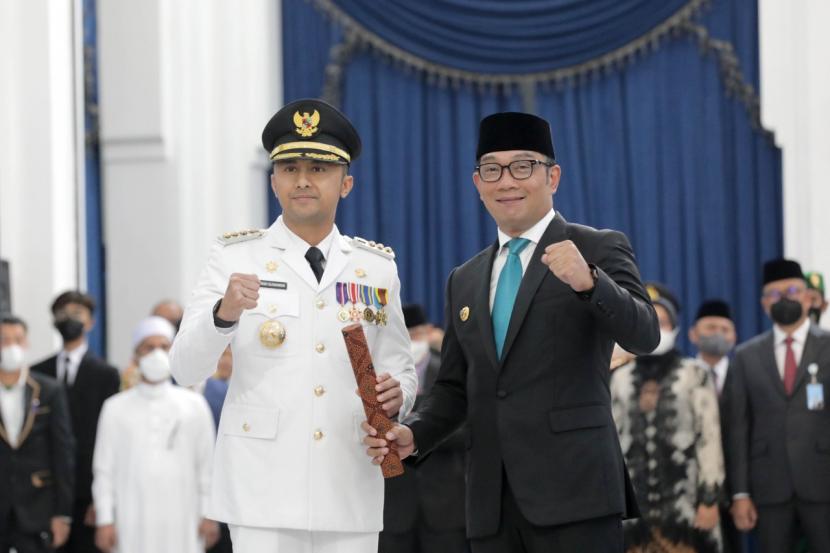 Hengki Kurniawan (kiri) usai dilantik sebagai Bupati Bandung Barat definitif di Gedung Sate, Kota Bandung. Dilaporkan ke KPK, Bupati Bandung Barat Hengki Kurniawan klaim tak ada yang dilanggar.
