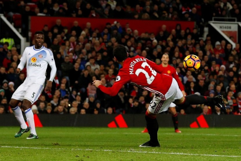 Henrikh Mkhitaryan melepas tendangan akrobatik dengan tumit untuk membawa Manchester United mengalahkan Sunderland 3-0.