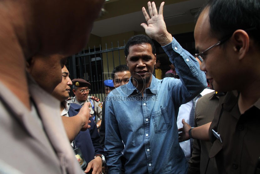  Hercules Rozario Marshal (kemeja biru) dikawal petugas kepolisian usai menjalani pemeriksaan kesehatan di Polda Metro Jaya, Jakarta, Kamis (21/11). (Republika/Yasin Habibi)