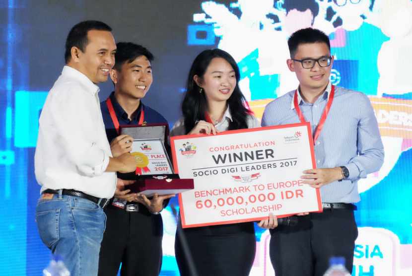 Herdy Harman, Chief Human Capital Officer PT Telkom, berpose bersama pemenang Socio Digi Leader 2017  di Bandung Digital Valley.