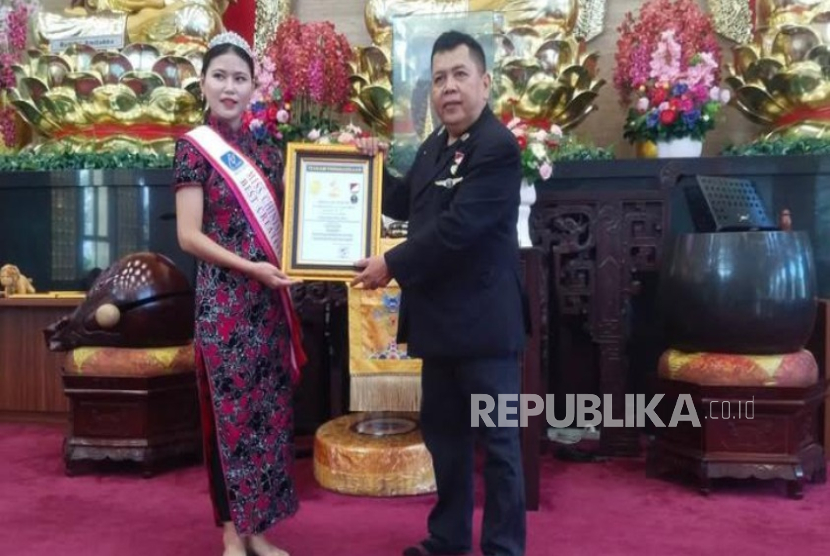 Herlin Angela Safa, mahasiswa Cyber University, finalis Miss Tourism Universe 2025 menerima penghargaan simbolis dari President Rekor Nasional Victor Pudjiadi.