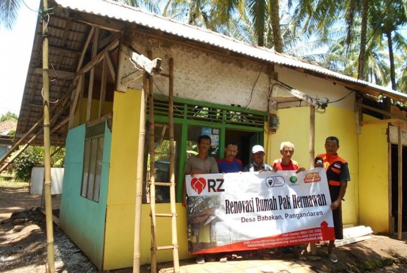 Hermawan (tengah), kakek 76 tahun yang mendapatkan bantuan rumah layak dari donatur Rumah Zakat.