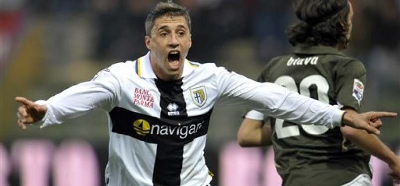  Hernan Crespo, striker Parma, melakukan selebrasi golnya saat menghadapi Lazio di laga Seri A Italia di Parma, Italia. 