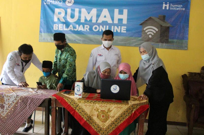 HERO Group meluncurkan program Rumah Belajar Online (RBO) di Tangerang Selatan.