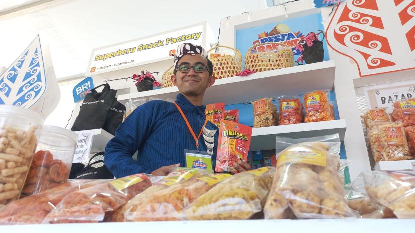 Heru Nurwahyudin, produsen snack asal Desa Asrikaton, Kecamatan Pakis, Kabupaten Malang, Jawa Timur, sukses jadi produsen snack dari bantuan modal dan inkubasi bisnis UMKM Pesta Rakyat Simpedes BRI.
