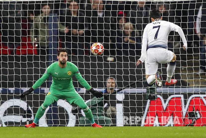   Heung-min Son mencetak gol pertama Tottenham Hotspur ke gawang Borussia Dortmund dalam laga leg pertama babak 16 besar Liga Champions di Stadion Wembley Inggris, Kamis (14/2).