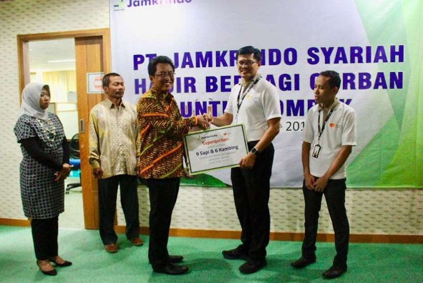 Hewan kurban secara simbolis diserahkan pada Selasa (21/8) kepada Rumah Zakat di Kantor Pusat Jamkrindo Syariah. Acara penyerahan tersebut juga dihadiri oleh Achmad Sonhadji selaku Direktur Oprasional dan Endang Sri Winarni selaku Direktur Keuangan, SDM & Umum, serta para pejabat dan karyawan kantor pusat.