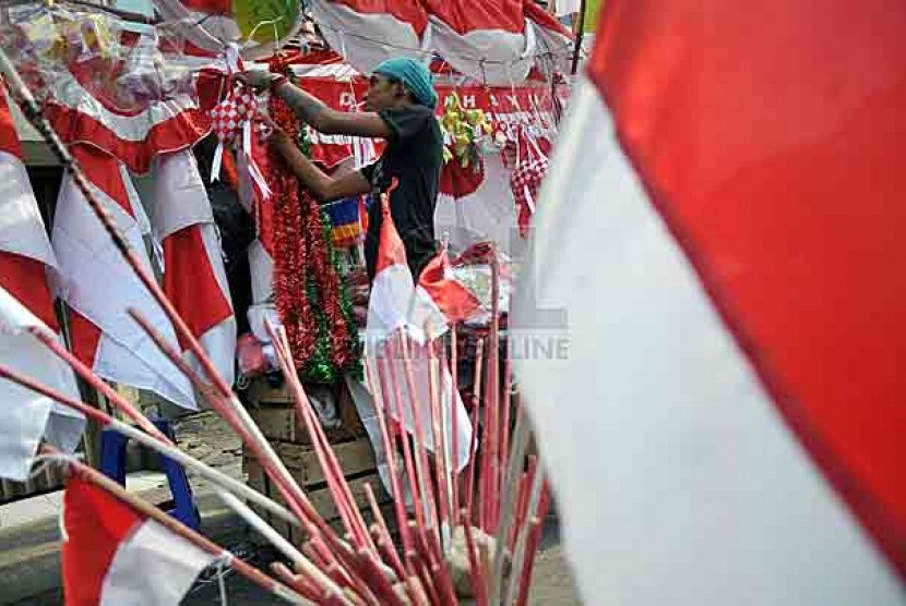 Penjual Bendera : Penjual menata hiasan nuansa merah putih di sekitar pasar Jatinegara, Jakarta, Minggu (11/8). Menjelang peringatan Hari Proklamasi Kemerdekaan RI 17 Agustus, penjualan bendera, umbul-umbul dan hiasan bernuansa merah putih mulai marak y