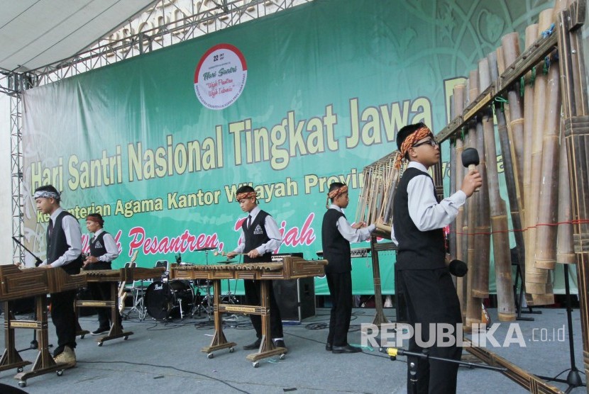 Hiburan musik angklung dan arumba oleh para santri pada peringatan Hari Santri Nasional 2017 Tingkat Jawa Barat, di halaman Masjid Raya Provinsi Jawa Barat, di Alun-alun Kota Bandung, Kamis (26/10).