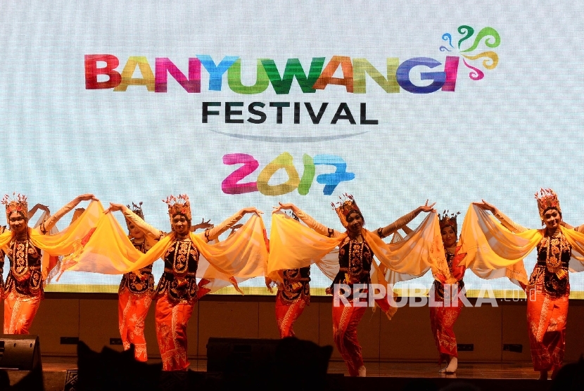 Hiburan tari-tarian saat peluncuran Banyuwangi Festival 2017 di Balairung Soesilo Soedarman, Gedung Sapta Pesona, Kemenpar, Jakarta, Jumat (3/2).