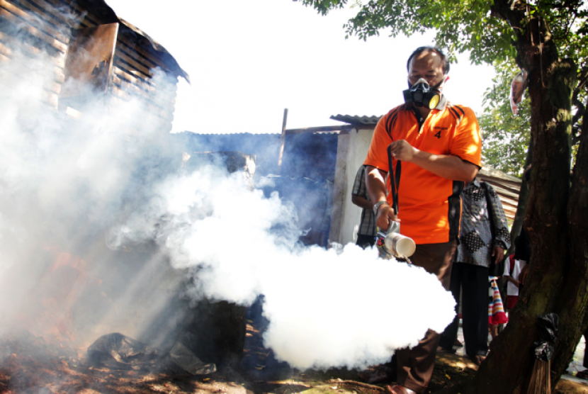 Hidayat melakukan fogging.