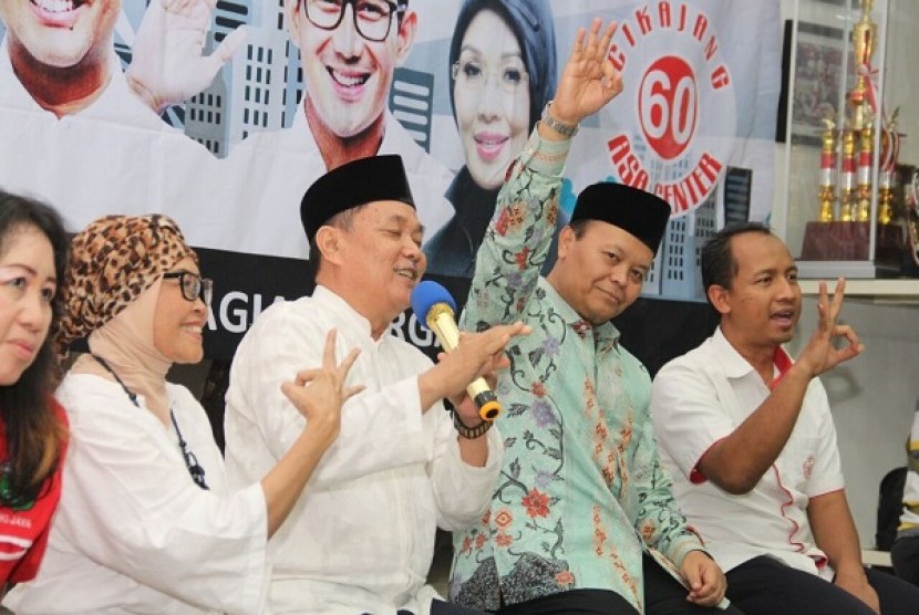 Hidayat Nur Wahid bersama relawan Anies-Sandi-Alex