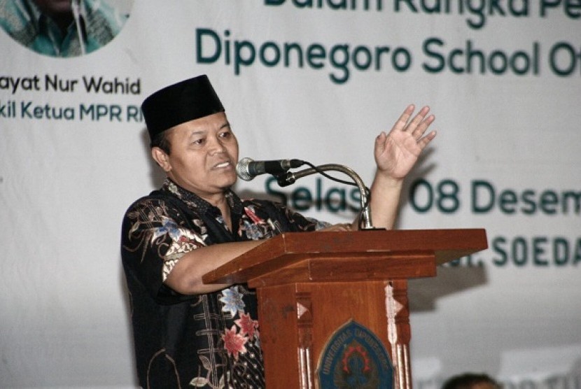 Hidayat Nur Wahid dalam simposium bersama tokoh nasional yang diselenggarakan Badan Eksekutif Mahasiswa (BEM) Universitas Diponegoro (Undip) dalam rangka Diponegoro School of Nation 2015 di Gedung Prof Sudarto Undip, Semarang, Selasa (8/12).  