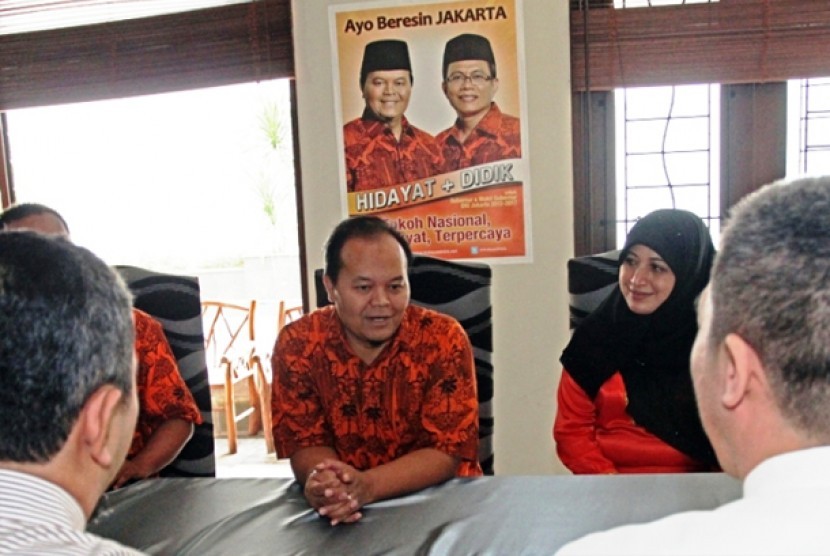 Hidayat Nur Wahid mengenakan batik Beresin Jakarta.