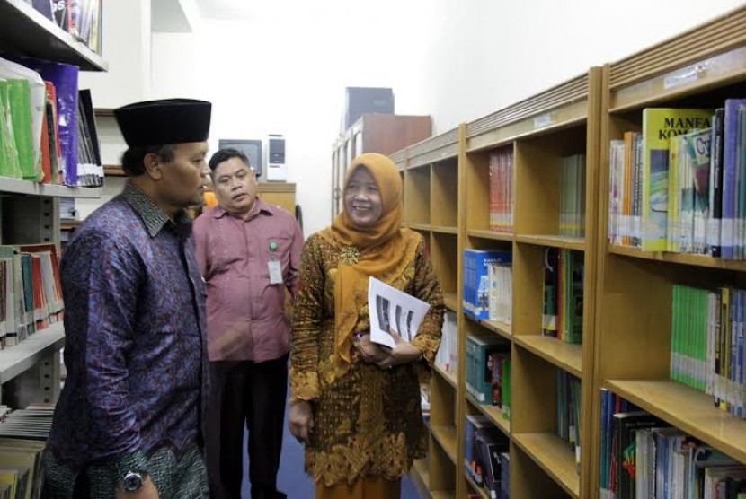  Wakil Ketua MPR RI Hidayat Nur Wahid  didampingi Kepala Sekolah MAN 4 Jakarta, Nurlaelah meninjau Perputakaan MAN 4 Jakarta, Kamis (13/8).  (dok. MPR RI)