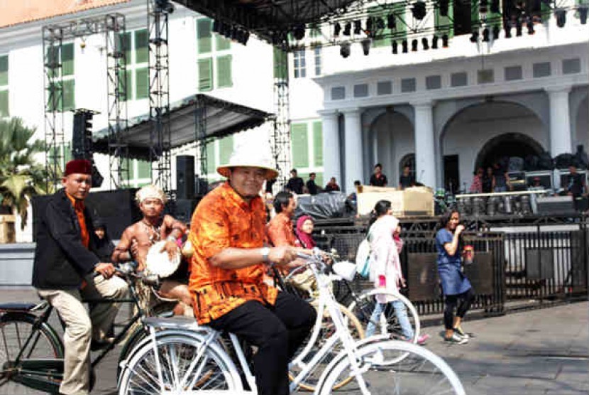 Hidayat tunggangi sepeda ontel keliling kota tua, Kamis (5/7).