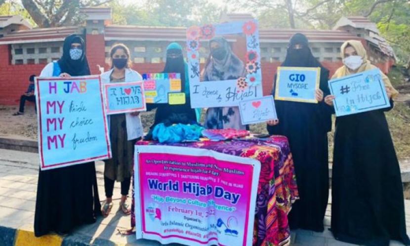 Sejumlah pelajar Muslimah India berkampanye mengenai penggunaan jilbab. Lagi, Perguruan Tinggi India Larang Wanita Muslim Gunakan Jilbab