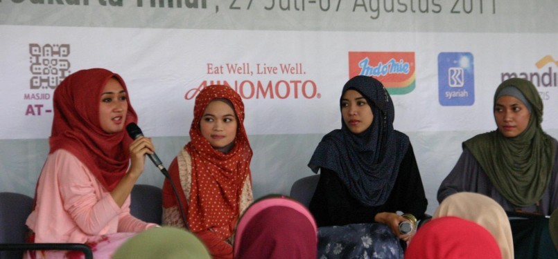 Hijabres Community dari (kiri ke kanan) Dian Pelangi, Ghaidah Tsuraya, dan Fitri Aulia berbincang-bincang kepada ratusan peserta yang hadir dalam talk show 