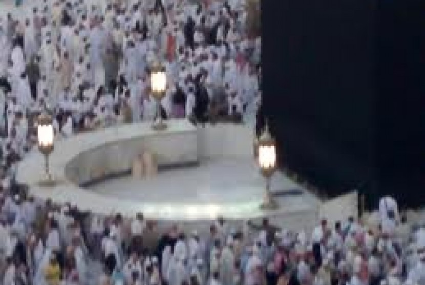 Sholat di Hijir Ismail sama pahalanya dengan sholat dalam Kabah. Hijir Ismail